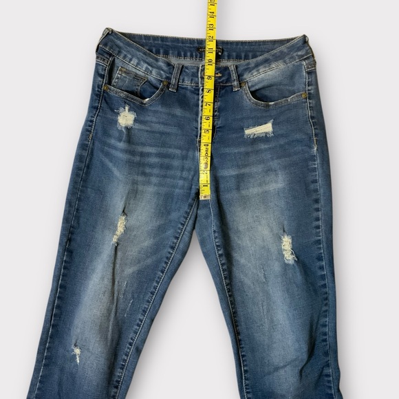 Women’s Signature Studio Distressed Medium Rinse Jeans Size 6 Stretch - Picture 3 of 6